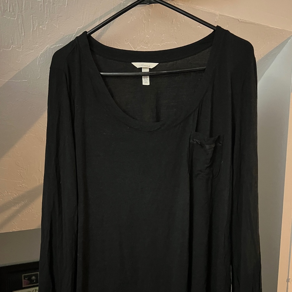 Long sleeve black shirt one pocket